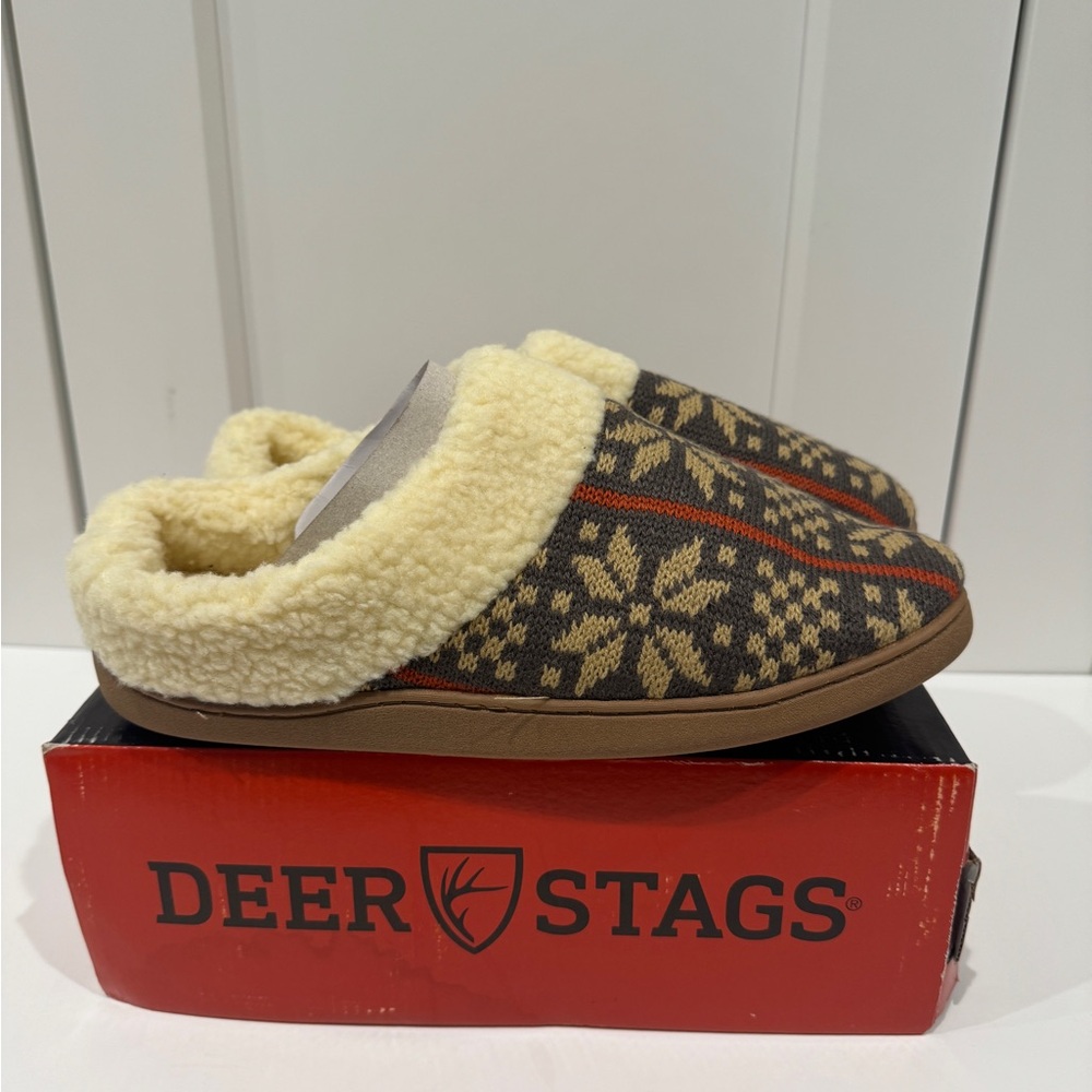 NEW Deer Stags Men’s Size 9-10 Cozy Slippers with Snowflake Pattern